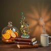 اشتملت الاغصان الذهبية على قاعدة من الصخر الملفوفة بلورات بلورية خضراء خضراء بلورية بيضاء Specification image